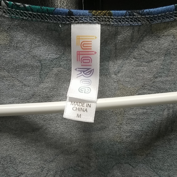 LuLaRoe Classic Tee sz Medium - Picture 2 of 4